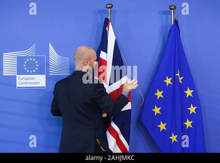 (191230) -- BEIJING, 30 décembre 2019 (Xinhua) -- un membre du personnel organise des drapeaux de l'Angleterre et l'UE avant la réunion entre le président de la Commission européenne, Jean-Claude Juncker et le Premier ministre britannique Boris Johnson au siège de la Commission européenne à Bruxelles, Belgique, Octobre 17, 2019. Brexit prolongée révèle des lacunes institutionnelles des démocraties occidentales le 28 octobre, l'Union européenne a accepté la demande britannique pour plus de retard du Brexit date jusqu'au 31 janvier, 2020, la troisième extension Brexit. Theresa peut démissionne comme premier ministre britannique après son Brexit traiter a été répétée Banque D'Images