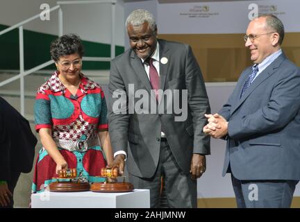 (191230) -- BEIJING, 30 décembre 2019 (Xinhua) -- le président de l'Union africaine (UA) Commission Moussa Faki Mahamat (C) annonce la phase opérationnelle de la zone de libre-échange continentale africaine (AfCFTA) Accord au cours de la cérémonie de lancement à Niamey, capitale du Niger, le 7 juillet 2019. L'Afrique lance la phase opérationnelle de l'AfCFTA le 7 juillet, les dirigeants africains ont officiellement lancé la phase opérationnelle de la zone de libre-échange continentale africaine (AfCFTA) accord lors du 12ème Sommet extraordinaire de l'Union africaine (UA) Les chefs d'État et de gouvernement à Niamey, capitale du Niger. Le AfCFTA Banque D'Images