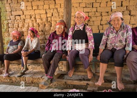 Les femmes âgées du groupe ethnique Yi reste dans Cangtai village qui propose des logements en terre tuzhangfang -, dans Honghe, Yunnan, Chine. Banque D'Images