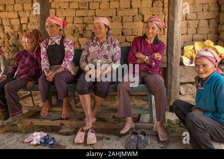 Les femmes âgées du groupe ethnique Yi reste dans Cangtai village qui propose des logements en terre tuzhangfang -, dans Honghe, Yunnan, Chine. Banque D'Images