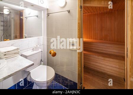 Entrée du sauna finlandais dans la salle de bains moderne. Toilettes blanc. Maison privée. Banque D'Images