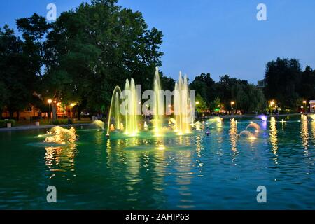 La Bulgarie, allumé des fontaines du soir dans le jardin, tsar Siméon Banque D'Images