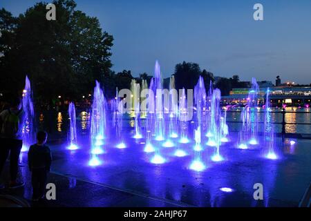 La Bulgarie, fontaines et éclairé sur le lac soirée dans le tsar Siméon jardin, Banque D'Images