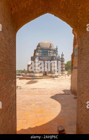 Uch Sharif Jawindi Bibi tombe sur une vue pittoresque magnifique ciel bleu ensoleillé Jour Banque D'Images