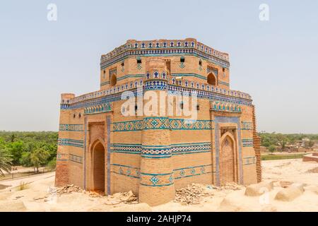 Uch Sharif al Baha'Nuriyas Halim et tombe sur une vue pittoresque magnifique ciel bleu ensoleillé Jour Banque D'Images