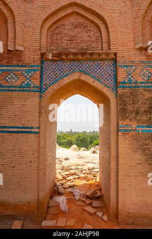 Uch Sharif al Baha'Halim et Nuriyas à couper le souffle vue intérieure pittoresque tombe sur un ciel bleu ensoleillé Jour Banque D'Images