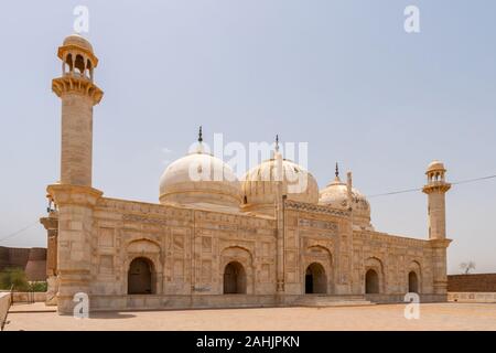 Mosquée Derawar Abbasi Vue pittoresque à couper le souffle à côté de Nawab Palace sur un ciel bleu ensoleillé Jour Banque D'Images