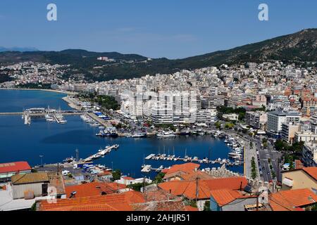 Grèce, Kavala, vue aérienne avec port de la ville en Eastmacedonia Banque D'Images