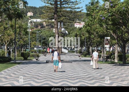 Setubal, Portugal - 8 août 2018 : dans une rue piétonne dans le centre historique de la ville sur une journée d'été Banque D'Images