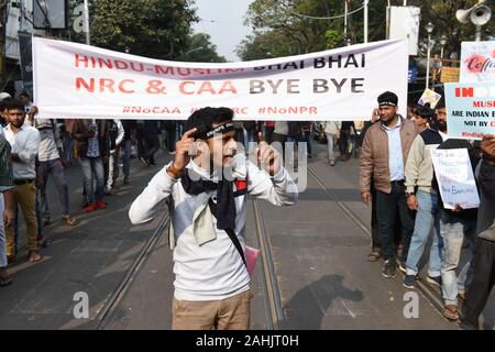 Kolkata, Inde. Dec 30, 2019. Des étudiants de différents collèges et universités est titulaire d'un meeting de protestation contre le Registre national des citoyens (CNRC) et une nouvelle modification de la Loi sur la citoyenneté (CAA) et aussi élevé leur voix contre la brutalité de la police de Delhi et l'Uttar Prades. Le 30 décembre 2019. (Photo par Sukhomoy Sen/Pacific Press) Credit : Pacific Press Agency/Alamy Live News Banque D'Images