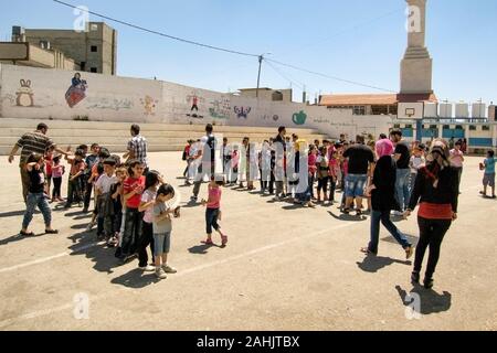 Les enfants palestiniens lors d'activités récréatives dans un camp d'été. Naplouse, Palestine Banque D'Images