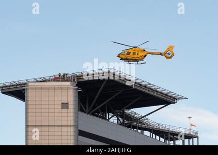 Scottish Air Ambulance Ambulance Hélicoptère Airbus G-SASS au-dessus de l'héliport sur le toit de la Queen Elizabeth Hospital, Université de Glasgow, Écosse, Royaume-Uni Banque D'Images