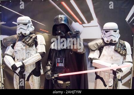 Fan de Star Wars habillé comme Dark Vador et stormtroopers lors d'une réunion des fans de Star Wars 2019 Forcecon. Gdynia, Pologne. 21 décembre 2019 © Wojciech Banque D'Images