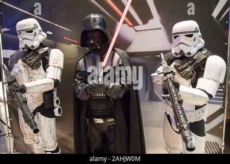 Fan de Star Wars habillé comme Dark Vador et stormtroopers lors d'une réunion des fans de Star Wars 2019 Forcecon. Gdynia, Pologne. 21 décembre 2019 © Wojciech Banque D'Images