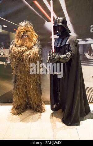 Les fans de Star Wars habillé comme Dark Vador et Chewbacca lors d'une réunion des fans de Star Wars 2019 Forcecon. Gdynia, Pologne. 21 décembre 2019 © Wojciech St Banque D'Images