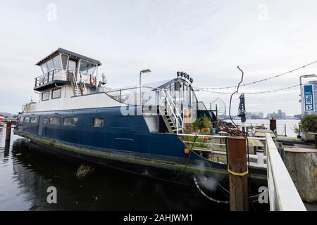 Pont 13, un bar et un restaurant à bord d'un vieux navire à Houthavens, une nouvelle construction de la région d'Amsterdam, est construit sur un ancien port Banque D'Images