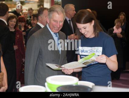 La visite du prince de Galles Ideal Home Show à Londres, rencontre avec les présentateurs de télévision Kirsty Allsop et George Clarke. Banque D'Images