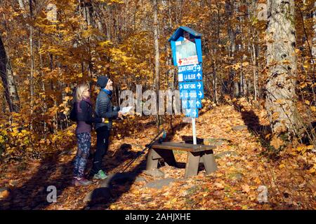 Deux randonneurs consulting une carte des pistes au Parc régional de Val David, province de Québec, Canada. Banque D'Images