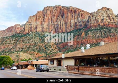 Rue principale de Springdale, à l'entrée de Zion National Park, Utah, USA. Banque D'Images