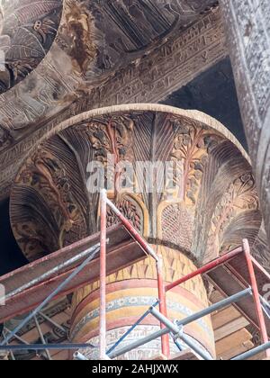 Esna en Egypte : couleur d'origine sur le "Papyrus" des colonnes dans le Temple de Khnoum Banque D'Images