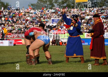 Les lutteurs à Lantern Festival au stade sportif national, Ulaanbaatar, Mongolie Banque D'Images