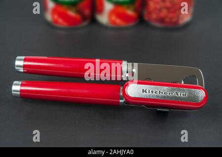 Un Red-Handled KitchenAid manuel peut et ouvre-bouteille. Banque D'Images