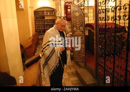 Cracovie. Cracovie. La Pologne. Le quartier de Kazimierz, ancien quartier juif. (Synagogue remu Remu), les Juifs se préparent à la prière du Sabbat. Banque D'Images