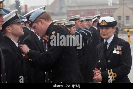 Le prince Harry Commodore en chef de petits navires et de plongée sous-marine, la présentation de médailles de service opérationnel (Iraq) aux membres du premier escadron contre les mines pour la Royal Navy à l'arsenal naval de Portsmouth. Banque D'Images