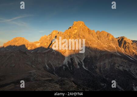 Alpenglow au coucher du soleil sur le massif des Pale di San Martino. Cimon della Pala peak. Les Dolomites du Trentin. Alpes italiennes, l'Europe. Banque D'Images