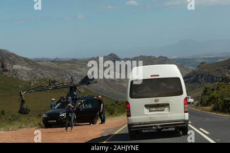 Franschhoek Pass, Western Cape, Afrique du Sud. Décembre 2019. Tournage avec une caméra montée sur un toit de voiture travaillant sur le Franschhoek Pass Banque D'Images