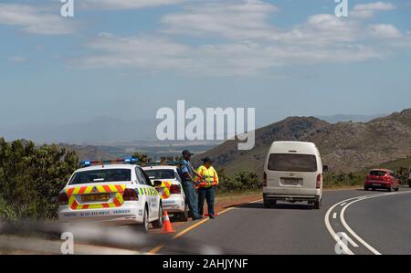 Franschhoek Pass, Western Cape, Afrique du Sud. Décembre 2019. Les pilotes d'un avis de la police de la route provinciale à regarder les automobilistes sur Franschhoek Pass Banque D'Images