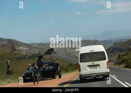 Franschhoek Pass, Western Cape, Afrique du Sud. Décembre 2019. Tournage avec une caméra montée sur un toit de voiture travaillant sur le Franschhoek Pass Banque D'Images