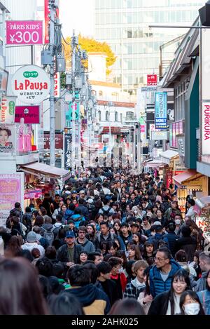 3 mars 2019 : promenade à travers la foule Takeshita Street dans le quartier de Harajuku. Tokyo, Japon. Banque D'Images