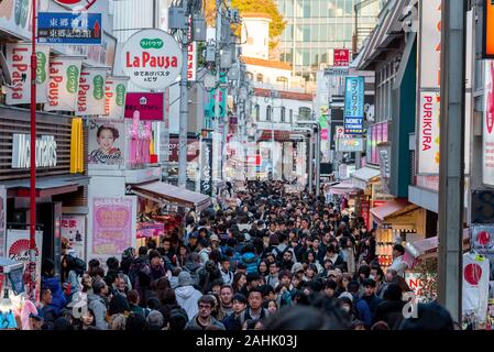 3 mars 2019 : promenade à travers la foule Takeshita Street dans le quartier de Harajuku. Tokyo, Japon. Banque D'Images