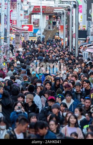 3 mars 2019 : promenade à travers la foule Takeshita Street dans le quartier de Harajuku. Tokyo, Japon. Banque D'Images