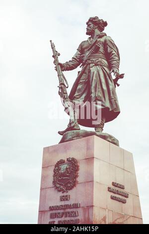 Irkoutsk, RUSSIE - 08 septembre 2019 : Monument aux fondateurs de la ville d'Irkutsk, sur les rives de la rivière Angara. Banque D'Images