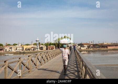 JOAL-FADIOUTH, SÉNÉGAL - novembre15, 2019 : Pont sur l'île historique Fadiauth. Le Sénégal. L'Afrique de l'Ouest. Banque D'Images