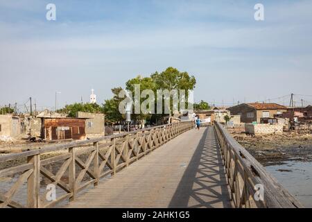 JOAL-FADIOUTH, SÉNÉGAL - novembre15, 2019 : Pont sur l'île historique Fadiauth. Le Sénégal. L'Afrique de l'Ouest. Banque D'Images