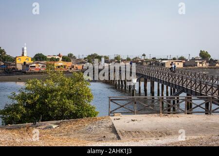 JOAL-FADIOUTH, SÉNÉGAL - novembre15, 2019 : Pont sur l'île historique Fadiauth. Le Sénégal. L'Afrique de l'Ouest. Banque D'Images