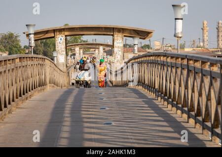 JOAL-FADIOUTH, SÉNÉGAL - novembre15, 2019 : Pont sur l'île historique Fadiauth. Le Sénégal. L'Afrique de l'Ouest. Banque D'Images