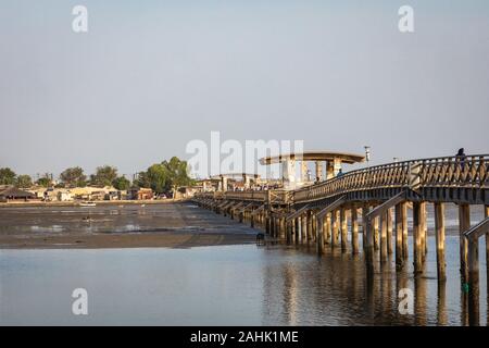 JOAL-FADIOUTH, SÉNÉGAL - novembre15, 2019 : Pont sur l'île historique Fadiauth. Le Sénégal. L'Afrique de l'Ouest. Banque D'Images