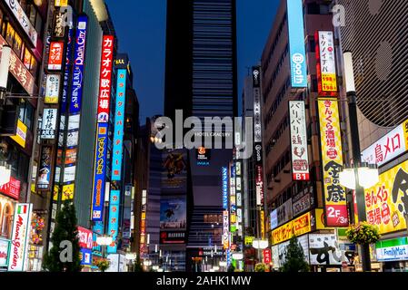 6 mars 2019 : red-light district Kabukicho la nuit, Shinjuku. Tokyo, Japon Banque D'Images