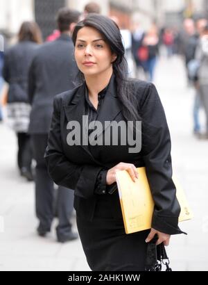 Dizaei timide épouse de l'ancien commandant de la police métropolitaine disgracié Ali Dizaei laissant la Haute Cour après la première journée d'appel de sa condamnation. Banque D'Images