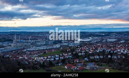 Allemagne, belle vue aérienne au-dessus de l'industrie, arena, l'autoroute et maisons de ville de Stuttgart avec le Red sky après le coucher du soleil en hiver Banque D'Images