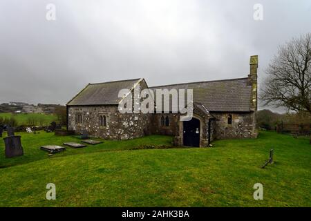 L'église St Morhaiarn dans le village de Gwalchmai, Anglesey était bulit au 14e siècle et maintenant désigné un bâtiment classé Grade II. Banque D'Images