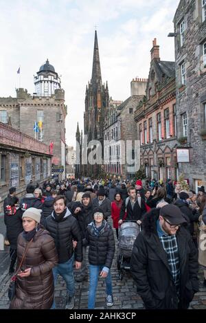 Castlehill et Royal Mile remplie de touristes avant l'Edinburgh Hogmanay célébrations. Banque D'Images