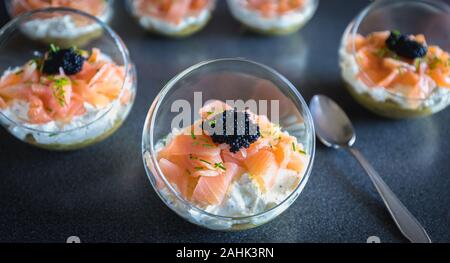 Oeufs de lompe saumon verrine de fromage frais et de l'avocat lit dans la cuisine Banque D'Images