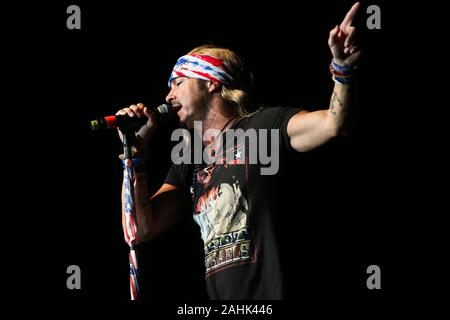 HUNTINGTON, NY - DEC 28 : Bret Michaels se produit en concert à l'extrême le 28 décembre 2019 à Huntington, New York. Banque D'Images