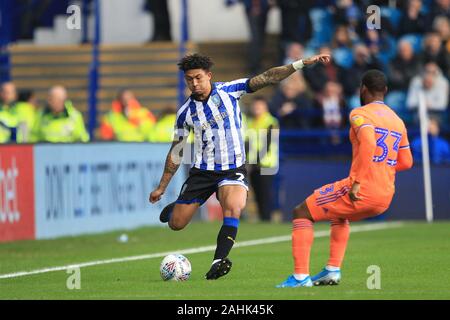 SHEFFIELD, ANGLETERRE - 29 décembre Liam Palmer de Sheffield mercredi en action avec Junior Hoilett pendant le ciel parier match de championnat entre Sheffield Wednesday et Cardiff City à Hillsborough, Sheffield le dimanche 29 décembre 2019. (Crédit : Mark Fletcher | MI News( photographie peut uniquement être utilisé pour les journaux et/ou magazines fins éditoriales, licence requise pour l'usage commercial Banque D'Images