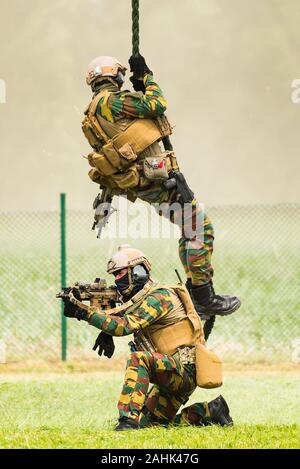 Les exploitants et les soldats des forces spéciales de l'armée belge du groupe. Banque D'Images